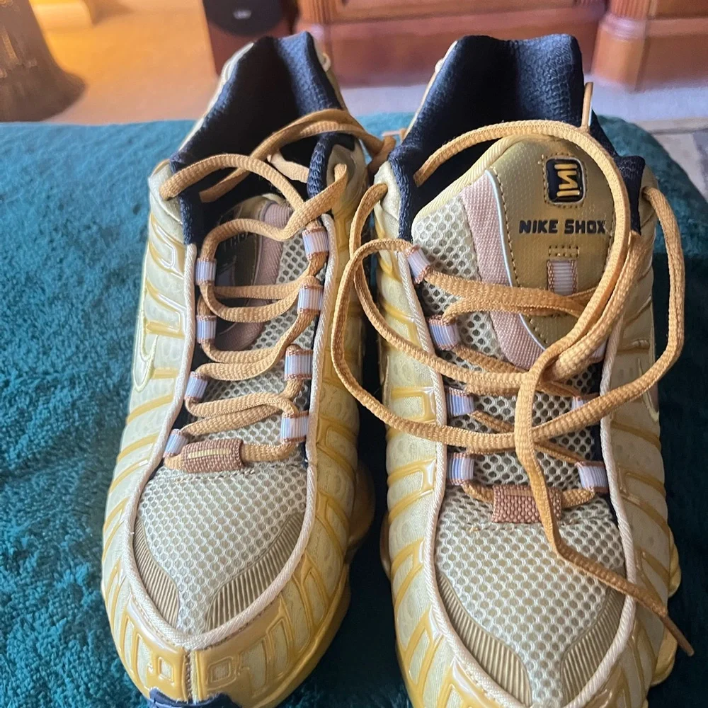 New Nike Men’s Gold/Yellow Shox Running Shoe size 9.5. Beautiful! - Picture 4 of 7